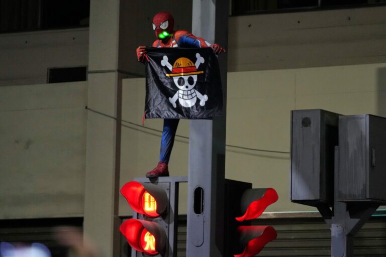 Top foto dňa (29. september 2025): Spiderman drží vlajku, tenisový turnaj, schodisko, stretnutie s pápežom, hinduisti a električkozubačka