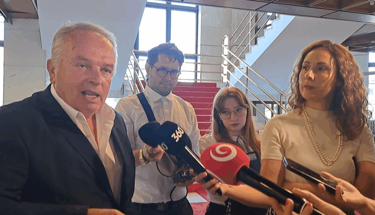 Radačovský si poriadne vystrelil z novinárov: Idete či nejdete na Cyprus? Momentálne idem na toaletu, uťahoval si z redaktoriek – VIDEO