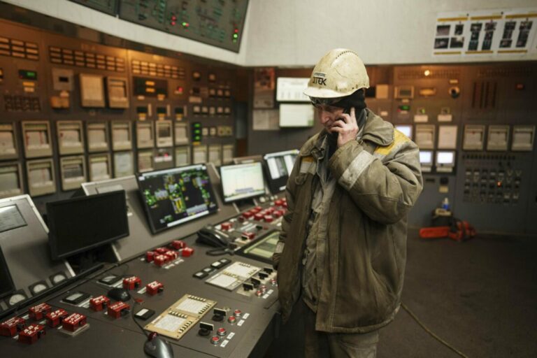 Dodávateľ elektriny varuje Ukrajincov, že na jeseň a v zime môžu zostávať bez prúdu