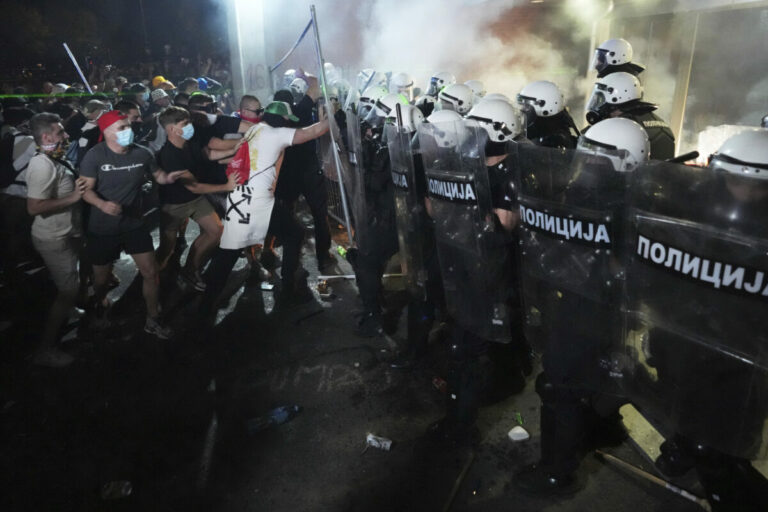 Tisíce ľudí protestovali v srbskom Novom Sade, polícia použila slzotvorný plyn aj omračujúce granáty