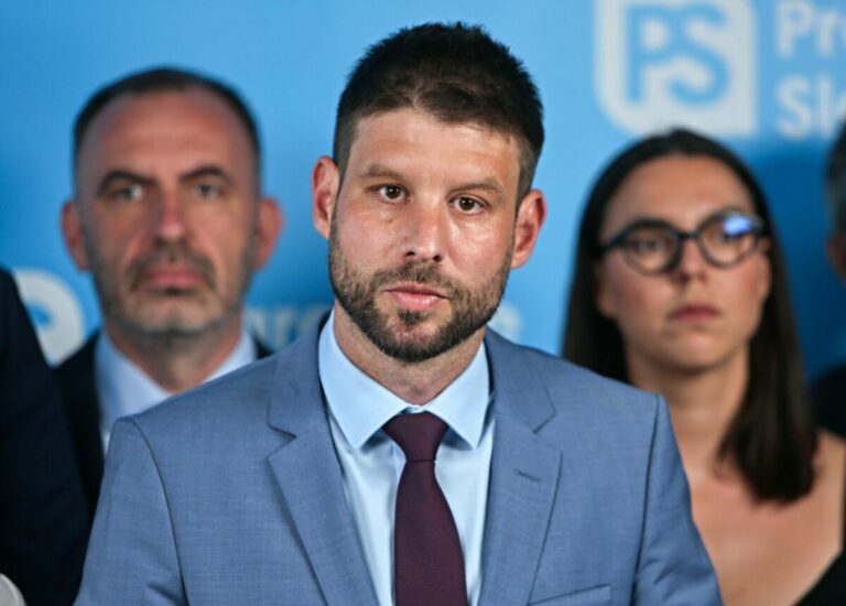 Aký šofér, taký klamár, vysmieva sa Šimečka šéfovi SIS. V minulosti pritom sám skončil s autom v plote. Tu sú bizarné detaily!