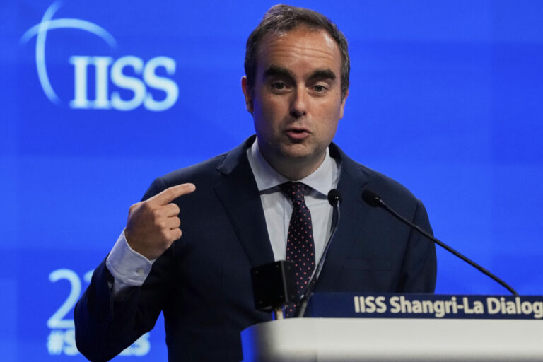 Francúzsky prezident vymenoval za nového premiéra ministra obrany