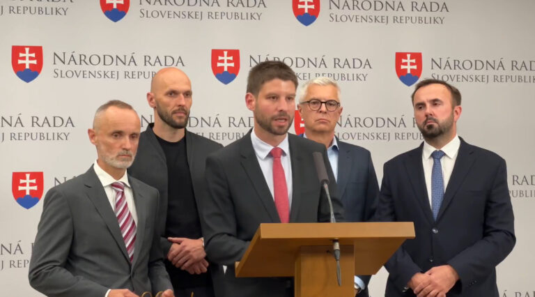 PS zvoláva protest proti konsolidácii, podľa Šimečku sa postavia nezmyselnému ožobračovaniu ľudí – VIDEO