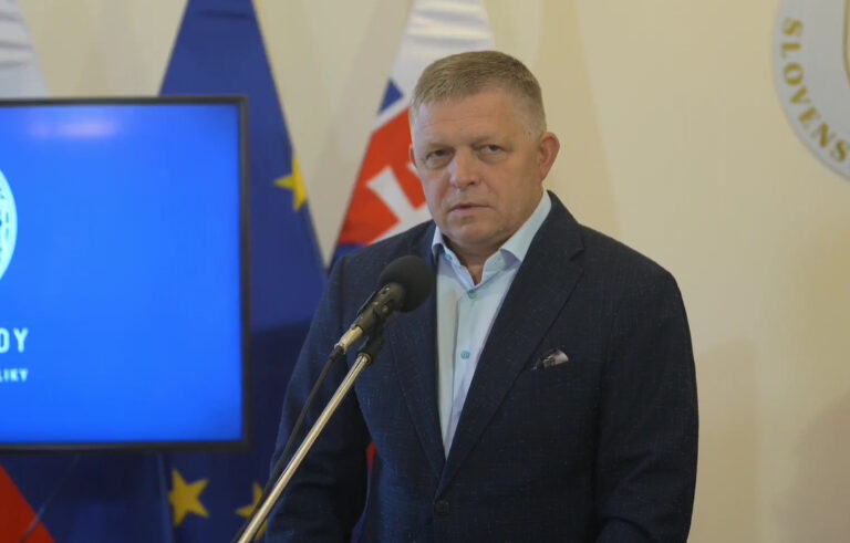 Fico na tlačovej besede opäť zaútočil na Šimečkovu matku, nazval ju podvodníčkou – VIDEO