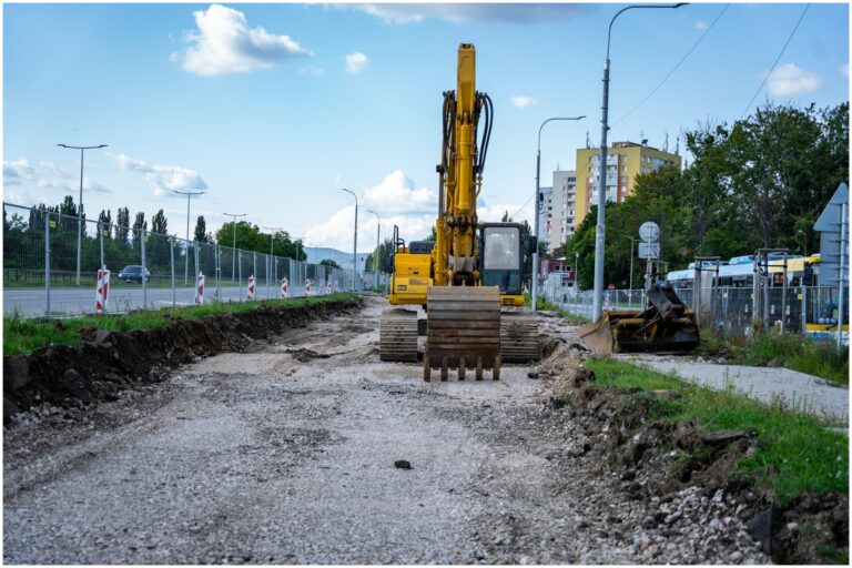 Modernizácia električkovej trate na sídlisku v Košiciach pokračuje, pribudnú obmedzenia aj zmeny MHD