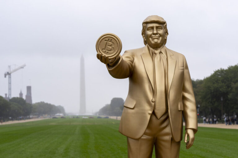 Top foto dňa (18. september 2025): Socha Donalda Trumpa, medvedica, Zakázané mesto, protest a Sagrada Familia