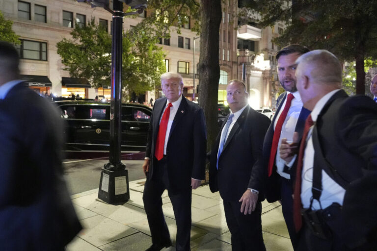 Trumpa v reštaurácii vo Washingtone vypískali a nazvali ho „Hitlerom našej doby“ – VIDEO