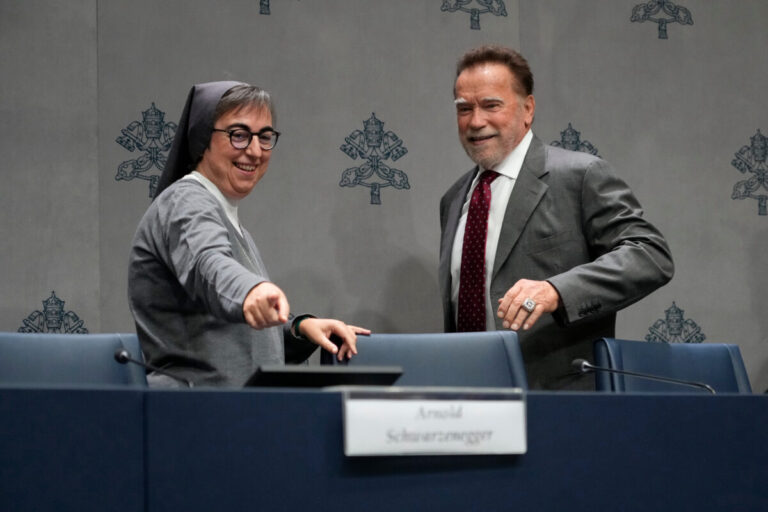 Top foto dňa (30. september 2025): Arnold Schwarzenegger vo Vatikáne, Medzinárodný deň žuvačiek, tenis a muchotrávky