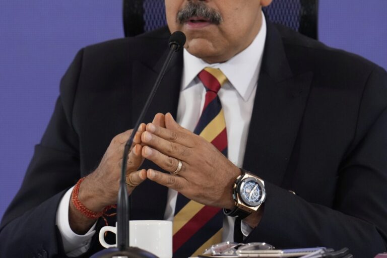 Maduro tvrdí, že osem amerických lodí s 1 200 raketami cieli na Venezuelu