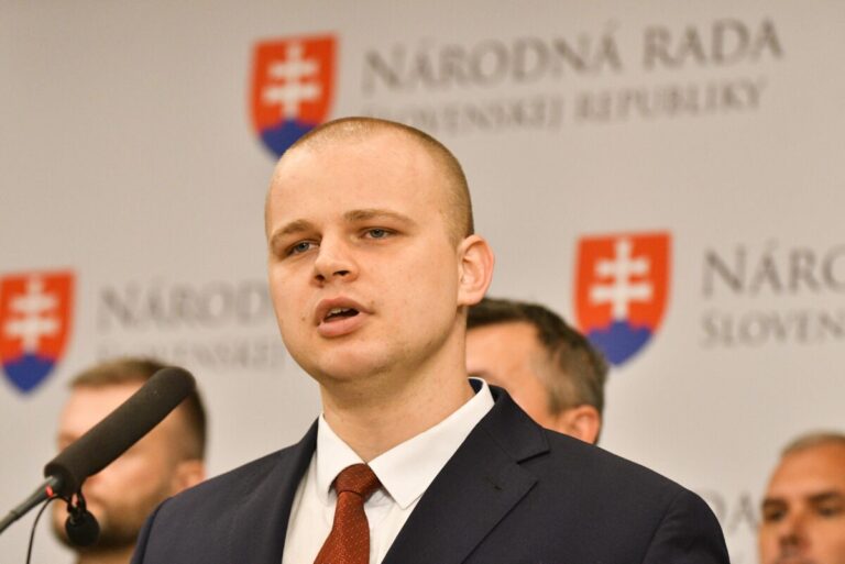 Mazurek v europarlamente obvinil EÚ z rozkrádania peňazí, spomenul tiež „džungle plné znásilnení“