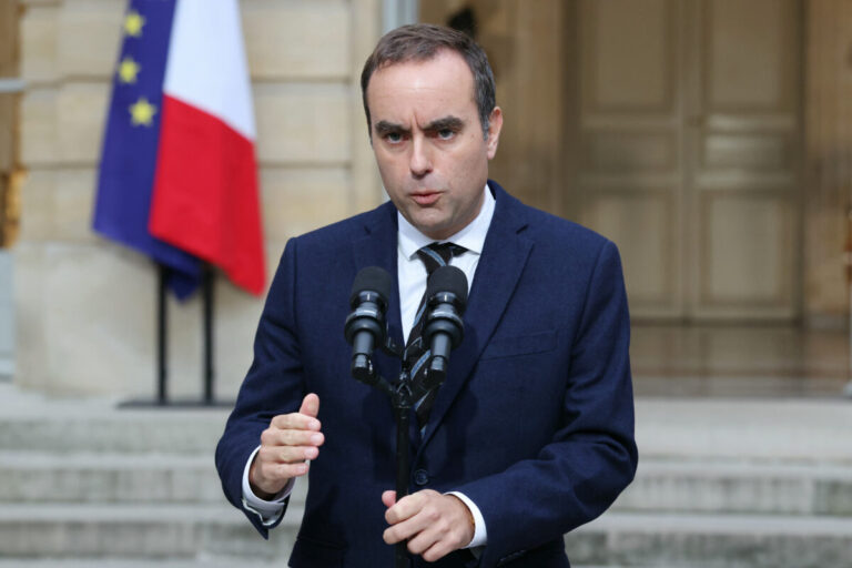 Francúzsky premiér Lecornu šokuje: Rezignoval len hodiny po predstavení vlády
