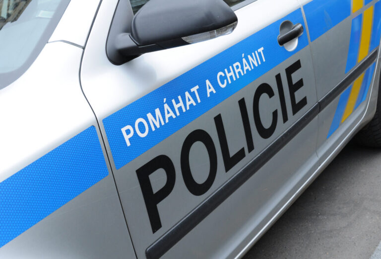 Polícia našla v byte mŕtve dieťa a vážne zranenú ženu. Vyšetruje sa vražda