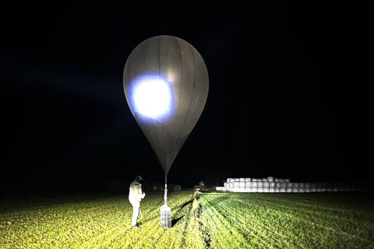 Top foto dňa (5. október 2025): Pašerácky balón, ohnivý tanečník, pláž v Sýrii, Formula 1, oslavy na Dukle a maratón mieru